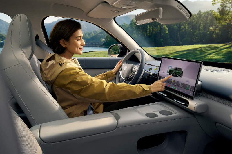 Interior side infotainment people 2.png