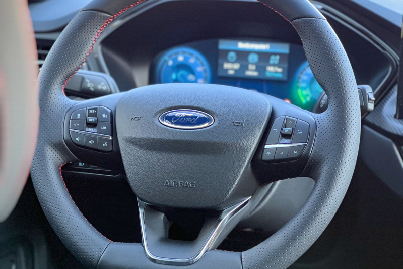 Ford_Kuga_15.jpg